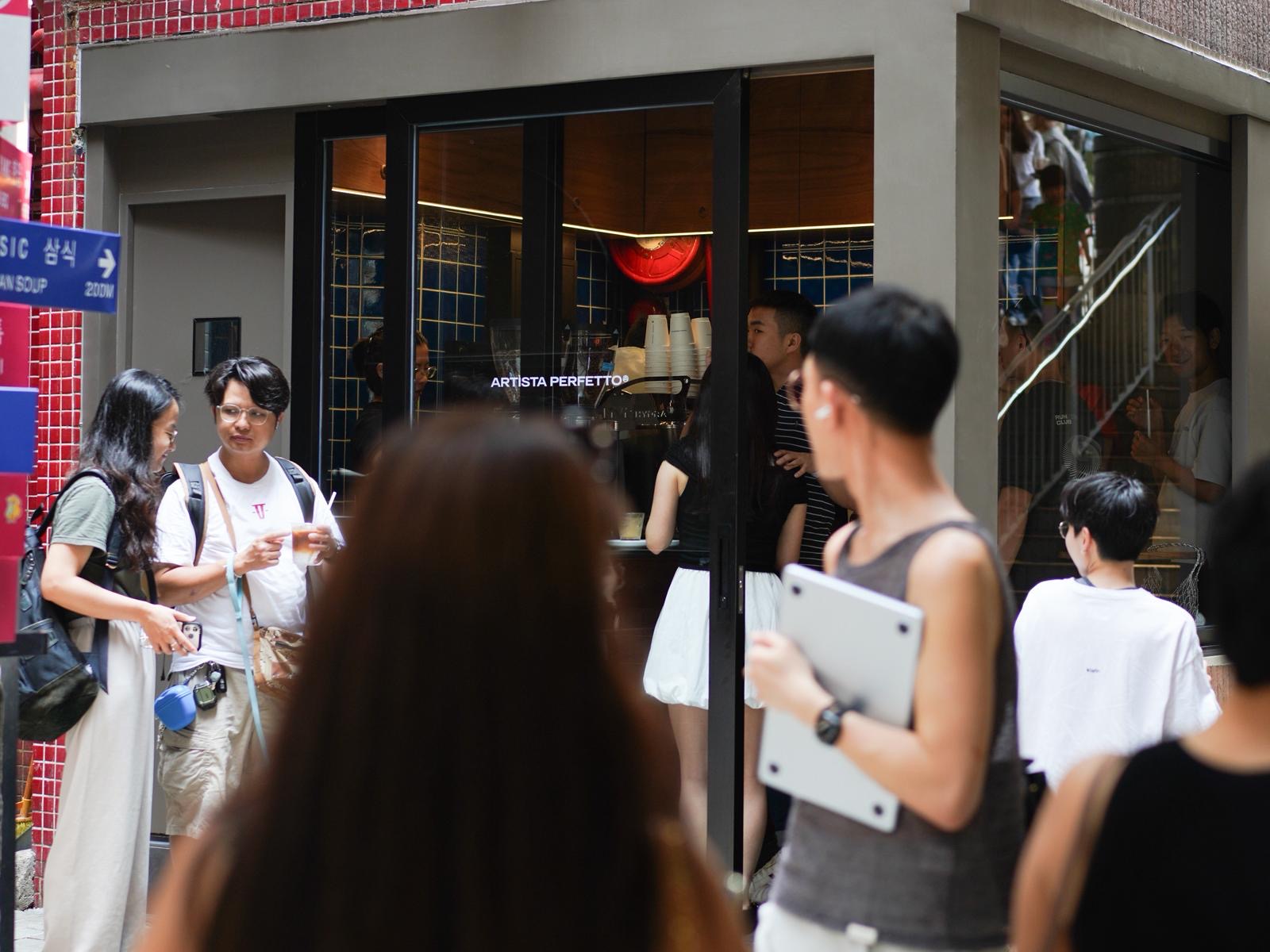 Customers gather outside Artista Perfetto’s corner shop on Hollywood Road.